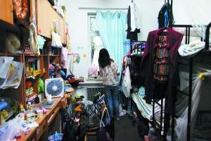 前日，北京大学一女生宿舍内堆满生活用品